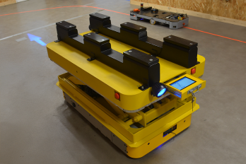 AGV für den Palettentransport, angetrieben durch SWD® 125-Räder und ausgestattet mit einer Hubplattform, einer Benutzerschnittstelle, zwei Scannern und einem auf den Boden projizierten Lichtpfeil zur Anzeige der Fahrtrichtung des Roboters. IDEC_EZ-WHEEL_SWD-125_AGV-for-pallet-transport