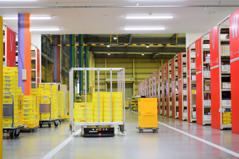 AGV mit SWD® 125-Rädern und allen erforderlichen Sicherheitseinrichtungen ausgestattet, damit Bediener sicher arbeiten können. IDEC_EZ-WHEEL_SWD-125_AGV-and-all-necessary-safety-devices