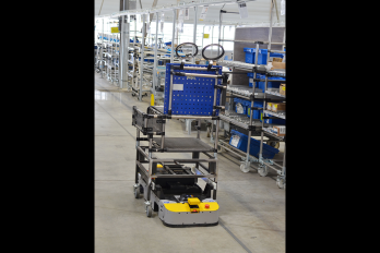 AGV im Modus der virtuellen Spurführung, das für die Versorgung von Montagearbeitsplätzen mit Teilen und Baugruppen vorgesehen ist. IDEC_EZ-WHEEL_SWD-125_AGV-using-virtual-line-following-mode
