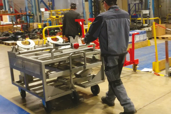 Chariot industriel motorisé capable de déplacer des charges supérieures à 500 kg. IDEC EZ WHEEL AWD 150 heavy loads industrial trolley