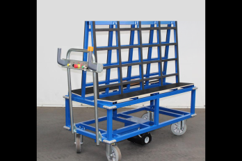 Motorisierter Zwei-Wege-Kippwagen mit einem elektrischen Rad AWD® 150 und einem ergonomischen Bedienpult. IDEC EZ WHEEL AWD 150 trolley motorized bi directional tipping trolley
