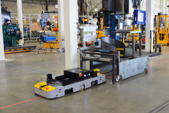 Mobiler Roboter mit ez-Way® Navigationssoftware ausgestattet. Dieses FTF ist für das Ziehen von Wagen in einem Automobilmontagewerk vorgesehen. IDEC_EZ-WHEEL_SWD-125_Mobile-robot-dedicated-to-transporting-heavy-loads