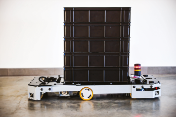 Mobiler Roboter mit zwei SWD® 125-Rädern, einem IDEC SE2L Sicherheits-Laserscanner und einer LD6A Signalleuchte ausgestattet. Diese Komponenten unterstützen die Einhaltung der Norm ISO 3691-4. IDEC_EZ-WHEEL_SWD-125-Mobile-robot-supporting-compliance-with-ISO-3691-4-safety-standards