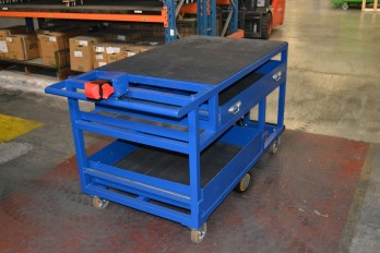 Desserte pour matériel et outils en milieu industriel équipée d’une roue ez-Wheel® Série 150 Desserte pour matériel et outils en milieu industriel équipée d’une roue ez-Wheel® Série 150