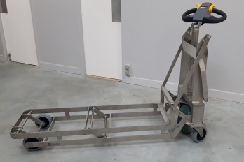 Drum trolley operating safely in food processing industry thanks to the non-slipe tyre of the electric wheel ez-Wheel®. Drum trolley operating safely in food processing industry thanks to the non-slipe tyre of the electric wheel ez-Wheel®.
